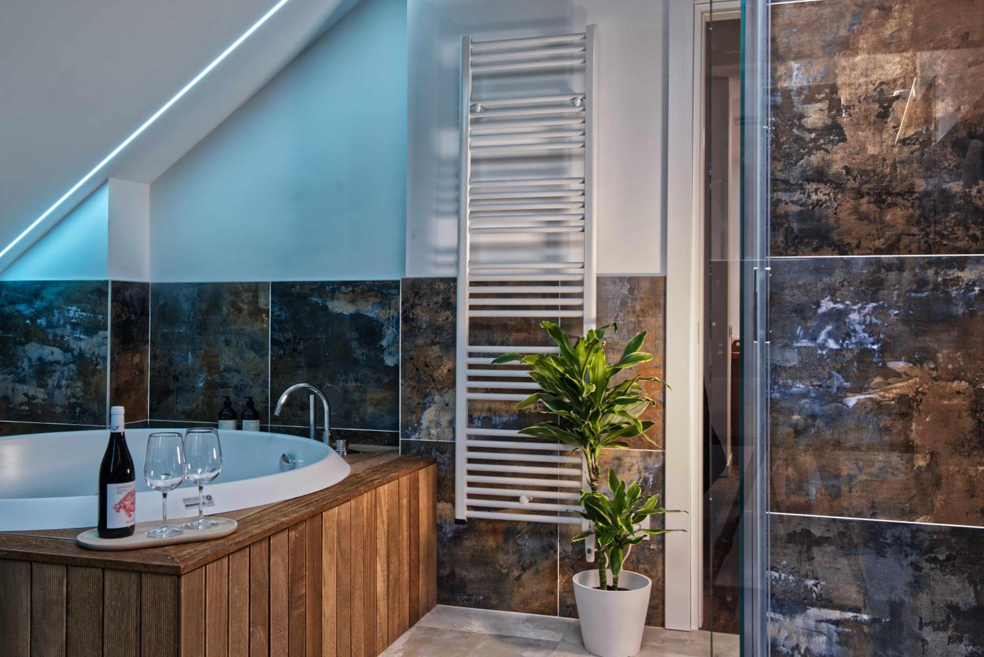 Queen Suite with Spa Bath